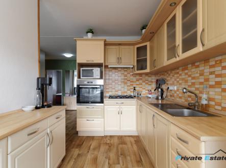 Prodej bytu 3+1 68m2, zasklená lodžie 6m2, komora a sklepní kóje